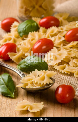 Matières farfalle pâtes de sangle avec tomate et basilic Banque D'Images