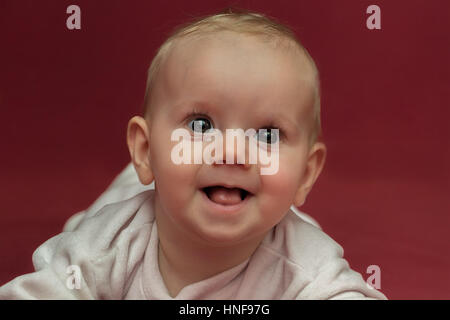 Portrait de fille de bébé. Mignon doux sourire édenté. Tout-petit. Banque D'Images