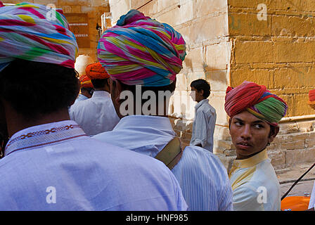 Les hommes, Gangaur festival, musiciens à l'intérieur du fort près de Raj Mahal (Palais Royal), Jaisalmer, Rajasthan, India Banque D'Images