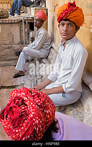 Les hommes, Gangaur festival, musiciens à l'intérieur du fort près de Raj Mahal (Palais Royal), Jaisalmer, Rajasthan, India Banque D'Images