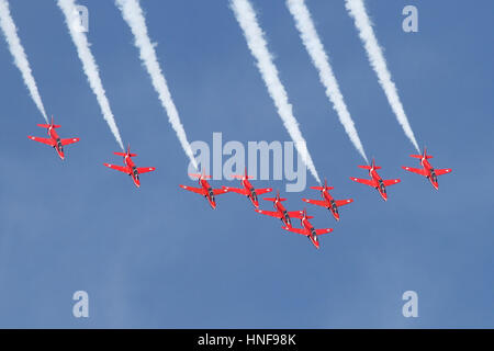 L'équipe de voltige aérienne de la Royal Air Force, les flèches rouges en tirant de la plongée lors d'un affichage à un meeting aérien de Duxford. Banque D'Images