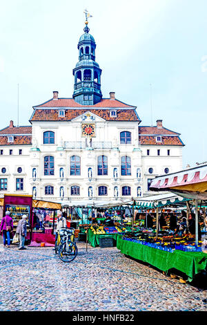 Lüneburg, Marktplatz mit Gemüseständen ; Lueneburg, la place du marché avec des stands Banque D'Images