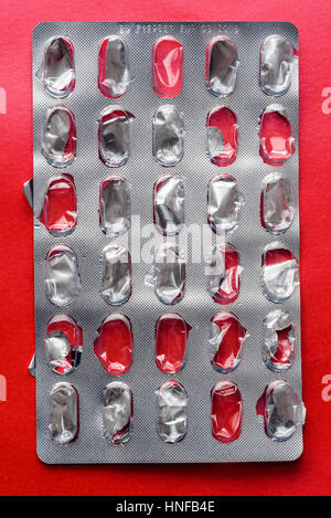 Tablette vide pack aluminium sur rouge Banque D'Images