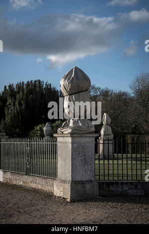 Sculptures enveloppé pour l'hiver à Wimpole Hall près de Cambridge, England, UK Banque D'Images