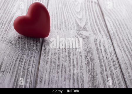 Cœur rouge sur fond de bois peintes en blanc. Valentines Day Banque D'Images