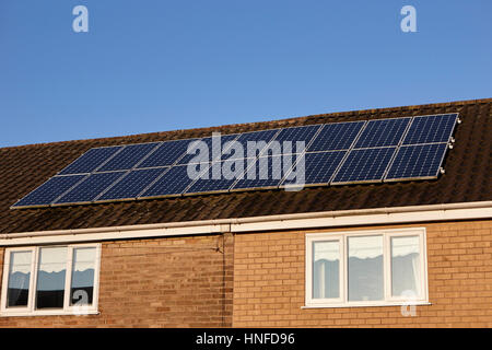 Des panneaux solaires sur le toit d'une maison à Liverpool uk Banque D'Images