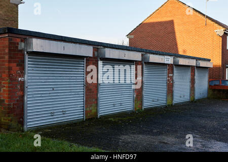 Rangée de petits garages sur un lotissement à kirkby liverpool uk Banque D'Images