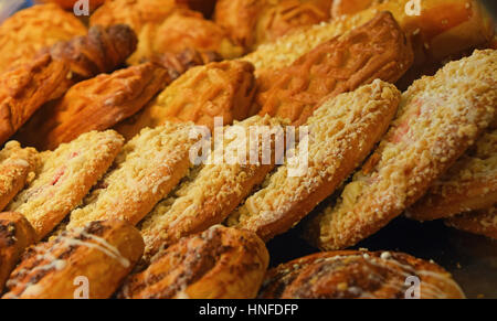 Sélection de pâtisseries sucrées brun doré les cookies dans l'affichage de détail boulangerie, Close up, high angle view Banque D'Images