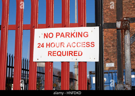 No parking sign 24 heures d'accès requis sur une clôture au Royaume-Uni Banque D'Images