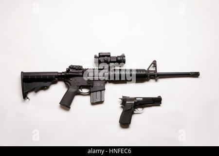 Smith & Wesson M&P15 Sport II et 9mm Browning Hi-Power Banque D'Images