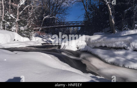 Stubbs Falls photographié avec une longue exposition sous le soleil d'hivers jour situé à l'intérieur du parc provincial Arrowhead juste au nord de Huntsville (Ontario), Canada. Banque D'Images