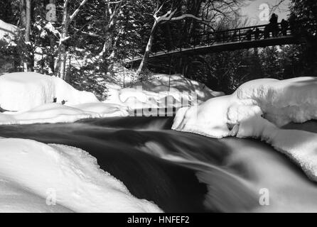 Stubbs Falls photographié avec une longue exposition sous le soleil d'hivers jour situé à l'intérieur du parc provincial Arrowhead juste au nord de Huntsville (Ontario), Canada. Banque D'Images