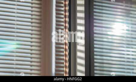 Le soleil qui brille à travers les stores et se reflètent dans la fenêtre Banque D'Images