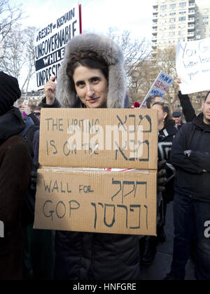 Rassemblement contre les fenêtres brisées et I.C.E. à Washington Square Park à New York, le 11 février 2017. Des centaines de militants pro-immigration visant à protester Banque D'Images