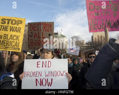 Rassemblement contre les fenêtres brisées et I.C.E. à Washington Square Park à New York, le 11 février 2017. Des centaines de militants pro-immigration visant à protester Banque D'Images
