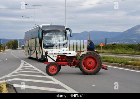 Argos, Grèce, le 12 février 2017. Les agriculteurs et les éleveurs de l'Argolide a fait deux heures de blocus de la route nationale à la sortie de Corinthe Argos Inach Banque D'Images