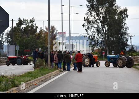 Argos, Grèce, le 12 février 2017. Les agriculteurs et les éleveurs de l'Argolide a fait deux heures de blocus de la route nationale à la sortie de Corinthe Argos Inach Banque D'Images