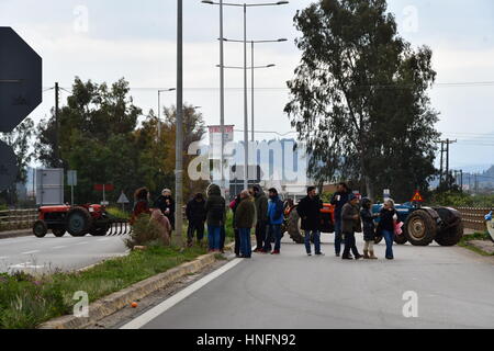 Argos, Grèce, le 12 février 2017. Les agriculteurs et les éleveurs de l'Argolide a fait deux heures de blocus de la route nationale à la sortie de Corinthe Argos Inach Banque D'Images