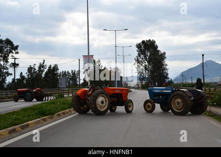 Argos, Grèce, le 12 février 2017. Les agriculteurs et les éleveurs de l'Argolide a fait deux heures de blocus de la route nationale à la sortie de Corinthe Argos Inach Banque D'Images