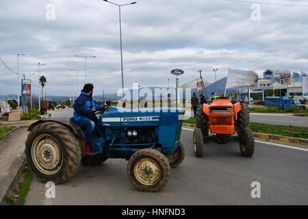 Argos, Grèce, le 12 février 2017. Les agriculteurs et les éleveurs de l'Argolide a fait deux heures de blocus de la route nationale à la sortie de Corinthe Argos Inach Banque D'Images