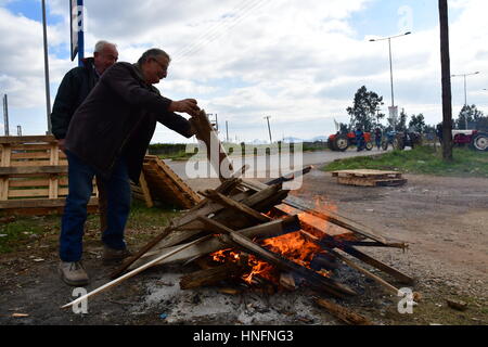 Argos, Grèce, le 12 février 2017. Les agriculteurs et les éleveurs de l'Argolide a fait deux heures de blocus de la route nationale à la sortie de Corinthe Argos Inach Banque D'Images