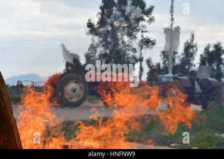 Argos, Grèce, le 12 février 2017. Les agriculteurs et les éleveurs de l'Argolide a fait deux heures de blocus de la route nationale à la sortie de Corinthe Argos Inach Banque D'Images