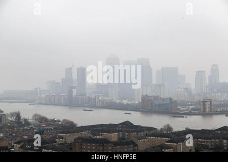 Londres, Royaume-Uni. 12 Février, 2017. Météo France : Brouillard sur Londres et Canary Wharf business park bâtiment © Guy Josse/Alamy Live News Banque D'Images