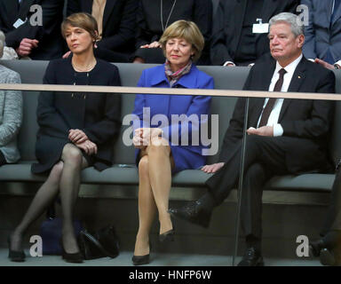 Berlin, Allemagne. 12 Février, 2017. Elke Buedenbender (L), l'épouse du candidat à la présidence M. Steinmeier et le partenaire de l'actuel gouvernement fédéral le président Joachim Gauck, Daniela Schadt, s'asseoir à côté de l'autre dans la salle plénière du Reichstags building à Berlin, Allemagne, 12 février 2017. L'Assemblée fédérale a réuni pour l'élection d'un nouveau président fédéral le dimanche midi. Photo : Kay Nietfeld/dpa/Alamy Live News Banque D'Images