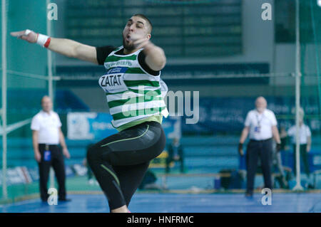 Sheffield, Angleterre, le 12 février 2017. Youcef Zatat au lancer du poids en compétition à l'intérieur d'athlétisme britannique 2017 Essais de l'équipe, à l'English Institute of Sport, Sheffield. Il a été placé deuxième avec un lancer de 18,22 mètres. Crédit : Colin Edwards/Alamy Live News. Banque D'Images