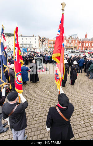 Service commémoratif pour commémorer le 75e anniversaire de l'opération Fuller quand les Britanniques ont tenté d'empêcher les croiseurs lourds au cours de l'Allemagne - Canal de la seconde guerre mondiale. Normes soulevé en premier plan. Banque D'Images