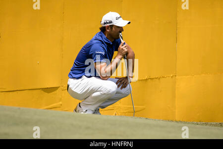 Kuala Lumpur, Malaisie. 12 févr., 2017. Fabrizio Zanotti est un golfeur professionnel, remporte le championnat de Malaisie 2017 Maybank avec prix en argent 500 000 $US et un trophée tête de lion d'argent à Kuala Lumpur. Zanotti a pris le temps de lire le 18ème green parfaitement de putt dans. © Danny Chan/Alamy Live News. Banque D'Images