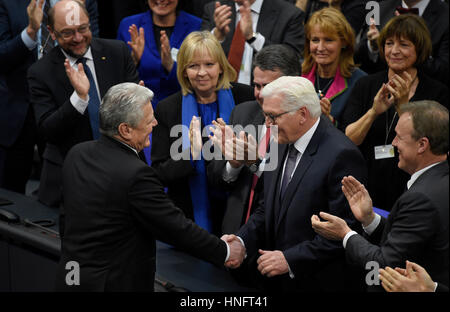 Frank-Walter Steinmeier (2-R) reçoit les félicitations de la faction leader du SPD Thomas Oppermann, candidat chancelier SPD Martin Schulz (L), premier ministre de la Rhénanie Westphalie Hannelore Kraft et actuel président Joachim Gauck (2-L) après les élections présidentielles au bâtiment Reichstags allemand à Berlin, Allemagne, 12 février 2017. Steinmeier sera le 12e Président de l'Allemagne. L'Assemblée fédérale a voté pour les 61 ans avec 931 bulletins de 1239, il est aujourd'hui le successeur officiel de Joachim Gauck. Photo : Rainer Jensen/dpa Banque D'Images