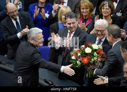 Frank-Walter Steinmeier (2-R) reçoit les félicitations de la faction leader du SPD Thomas Oppermann, candidat chancelier SPD Martin Schulz (L), premier ministre de la Rhénanie Westphalie Hannelore Kraft et actuel président Joachim Gauck (2-L) après les élections présidentielles au bâtiment Reichstags allemand à Berlin, Allemagne, 12 février 2017. Steinmeier sera le 12e Président de l'Allemagne. L'Assemblée fédérale a voté pour les 61 ans avec 931 bulletins de 1239, il est aujourd'hui le successeur officiel de Joachim Gauck. Photo : Rainer Jensen/dpa Banque D'Images