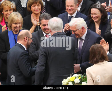 Berlin, Allemagne. 12 Février, 2017. Le président du SPD et ministre fédéral des affaires étrangères, Sigmar Gabriel parle avec le président de la CSU Horst Seehofer, tandis que le candidat chancelier SPD Martin Schulz (L) félicite le président fédéral Frank-Walter Steinmeier après les élections présidentielles au bâtiment Reichstags allemand à Berlin, Allemagne, 12 février 2017. Steinmeier sera le 12e Président de l'Allemagne. L'Assemblée fédérale a voté pour les 61 ans avec 931 bulletins de 1239, il est aujourd'hui le successeur officiel de Joachim Gauck. Photo : Kay Nietfeld/dpa/Alamy Live News Banque D'Images