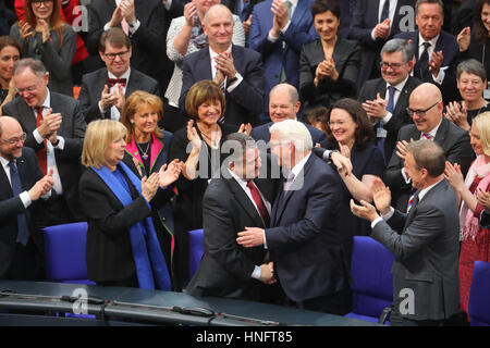 Berlin, Allemagne. 12 Février, 2017. Le président du SPD et ministre fédéral des affaires étrangères, Sigmar Gabriel félicite l'avenir président fédéral Frank-Walter Steinmeier après les élections présidentielles au bâtiment Reichstags allemand à Berlin, Allemagne, 12 février 2017. L'Assemblée fédérale a voté pour les 61 ans avec 931 bulletins de 1239, il est aujourd'hui le successeur officiel de Joachim Gauck. Photo : Kay Nietfeld/dpa/Alamy Live News Banque D'Images