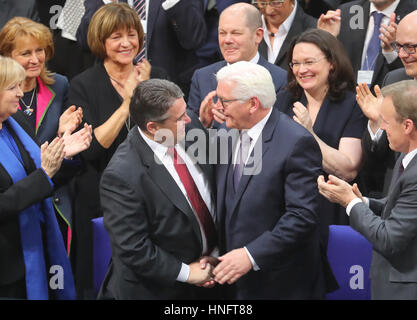 Berlin, Allemagne. 12 Février, 2017. Le président du SPD et ministre fédéral des affaires étrangères, Sigmar Gabriel félicite l'avenir président fédéral Frank-Walter Steinmeier après les élections présidentielles au bâtiment Reichstags allemand à Berlin, Allemagne, 12 février 2017. Steinmeier sera le 12e Président de l'Allemagne. L'Assemblée fédérale a voté pour les 61 ans avec 931 bulletins de 1239, il est aujourd'hui le successeur officiel de Joachim Gauck. Photo : Kay Nietfeld/dpa/Alamy Live News Banque D'Images