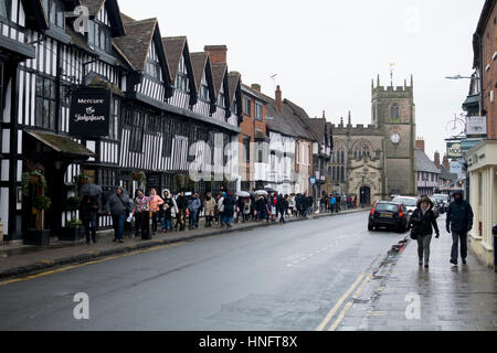 Stratford-upon-Avon, Warwickshire, Royaume-Uni. 12 Février, 2017. UK. Les visiteurs d'outre-mer découvrez la ville de Stratford-upon-Avon sur une journée d'hiver froid. Crédit : Colin Underhill/Alamy Live News Banque D'Images