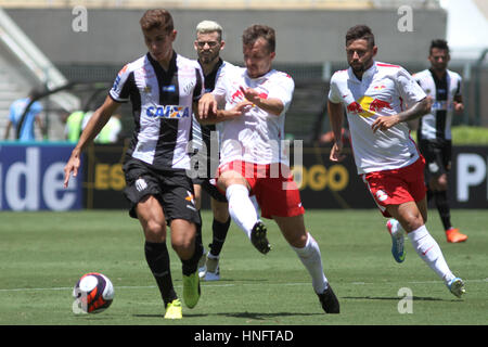 Sao Paulo, Brésil. 12 Février, 2017. SÃO PAULO, SP - 12.02.2017 : RED BULL X BRASIL SANTOS - Victor Bueno pendant le jeu entre Red Bull Brésil vs Santos tenue au stade de Pacaembu à Sao Paulo. La comparaison n'est valable que pour le 2ème tour du Paulistão 2017 Itaipava. (Photo : Ricardo Moreira/Fotoarena) Crédit : Foto Arena LTDA/Alamy Live News Banque D'Images