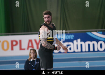 Sheffield, Angleterre, le 12 février 2017. Samuel Heawood concurrentes dans le lancer du poids à l'intérieur de la Ahtletics 2017 Essais de l'équipe, à l'English Institute of Sport, Sheffield. Il a terminé en quatrième place avec un lancer de 16,07 mètres. Crédit : Colin Edwards/Alamy Live News. Banque D'Images