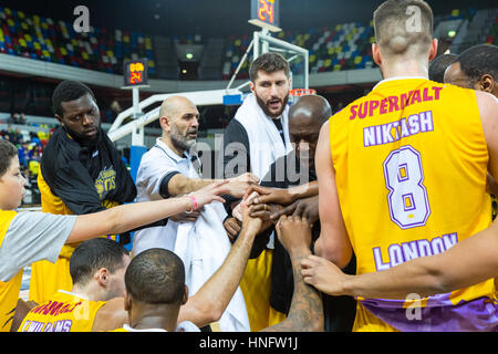 Boîte de cuivre, Londres, 12 février 2017. Les Lions de Londres lors d'un high five time out. Les tensions exacerbées dans le BBL match de basket-ball entre l'équipe d'accueil Lions Londres et actuel leader Leicester Riders. Riders win 84-80. Credit : Imageplotter News et Sports/Alamy Live News Banque D'Images