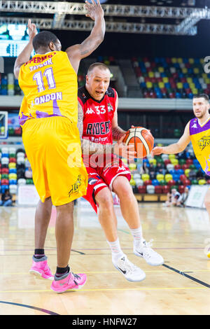 Boîte de cuivre, Londres, 12 février 2017. Riders' Taylor King (33) sur l'attaque contre les Lions' Zaïre Taylor (11), des tensions exacerbées dans le BBL match de basket-ball entre l'équipe d'accueil Lions Londres et actuel leader Leicester Riders. Riders win 84-80.Credit : Imageplotter News et Sports/Alamy Live News Banque D'Images