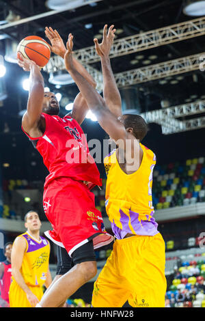 Boîte de cuivre, Londres, 12 février 2017. Les tensions exacerbées dans le BBL match de basket-ball entre l'équipe d'accueil Lions Londres et actuel leader Leicester Riders. Riders win 84-80.Credit : Imageplotter News et Sports/Alamy Live News Banque D'Images