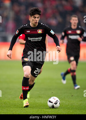 BayArena, Leverkusen, Allemagne. Feb 11, 2017. Leverkusen's Kai Havertz passe le ballon au cours de la Bundesliga match de football entre le Bayer Leverkusen et l'Eintracht Francfort dans la région de BayArena, Leverkusen, Allemagne, 11 février 2017. Photo : Marius Becker/dpa/Alamy Live News Banque D'Images