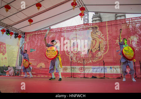 Madrid, Espagne. 12 Février, 2017. La fermeture de la 2017 Festival chinois célébrant le Nouvel An chinois a eu lieu à la Plaza España, Madrid y rassembler des centaines de personnes de tous âges et nationalités. L'événement a rassemblé des spectacles culturels effectués par des résidents chinois à Madrid et les sections locales, la dégustation de plats chinois et des ateliers. Credit : Lora Grigorova/Alamy Live News Banque D'Images