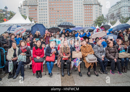 Madrid, Espagne. 12 Février, 2017. La fermeture de la 2017 Festival chinois célébrant le Nouvel An chinois a eu lieu à la Plaza España, Madrid y rassembler des centaines de personnes de tous âges et nationalités. L'événement a rassemblé des spectacles culturels effectués par des résidents chinois à Madrid et les sections locales, la dégustation de plats chinois et des ateliers. Credit : Lora Grigorova/Alamy Live News Banque D'Images