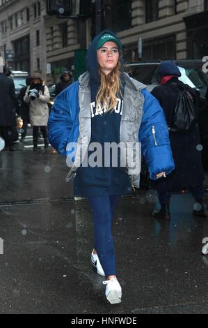 New York, NY, USA. 12 Février, 2017. Miroslava Duma arrive à la Victoria Beckham NYFW A/W 2017 Fashion Show à Cipriani le 12 février 2017 à New York.