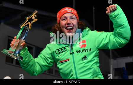 Hochfilzen, en Autriche. 12 Février, 2017. Champion du Monde Laura Dahlmeier de Allemagne célèbre la victoire à la cérémonie du 10 km poursuite femmes aux championnats du monde de biathlon à Hochfilzen, en Autriche, 12 février 2017. Photo : Martin Schutt/dpa-Zentralbild/dpa/Alamy Live News Banque D'Images