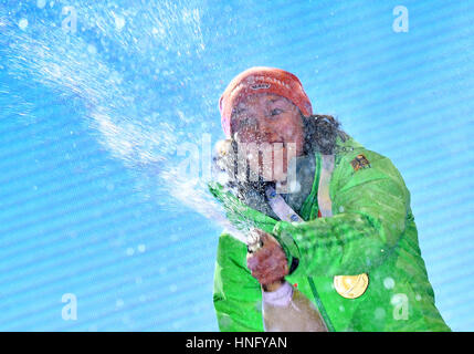 Hochfilzen, en Autriche. 12 Février, 2017. Champion du Monde Laura Dahlmeier de Allemagne célèbre avec une bouteille de sekt lors de la cérémonie de la victoire du 10 km poursuite femmes aux championnats du monde de biathlon à Hochfilzen, en Autriche, 12 février 2017. Photo : Martin Schutt/dpa-Zentralbild/dpa/Alamy Live News Banque D'Images