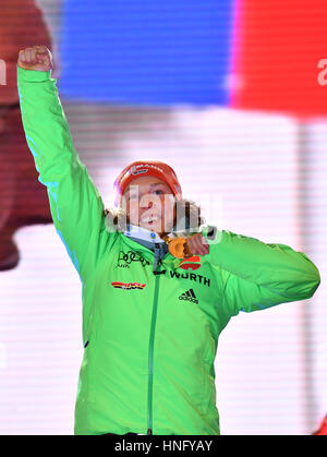 Hochfilzen, en Autriche. 12 Février, 2017. Champion du Monde Laura Dahlmeier de Allemagne célèbre et expose sa médaille d'or à la cérémonie de la victoire du 10 km poursuite femmes aux championnats du monde de biathlon à Hochfilzen, en Autriche, 12 février 2017. Photo : Martin Schutt/dpa-Zentralbild/dpa/Alamy Live News Banque D'Images