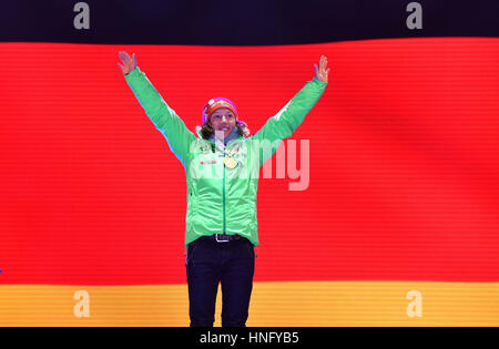 Hochfilzen, en Autriche. 12 Février, 2017. Champion du Monde Laura Dahlmeier de Allemagne célèbre devant un drapeau allemand lors de la cérémonie de la victoire du 10 km poursuite femmes aux championnats du monde de biathlon à Hochfilzen, en Autriche, 12 février 2017. Photo : Martin Schutt/dpa-Zentralbild/dpa/Alamy Live News Banque D'Images